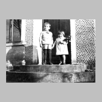 104-0113 Gerhard und Marianne Klein auf der Treppe vor dem Kinderzimmer.jpg